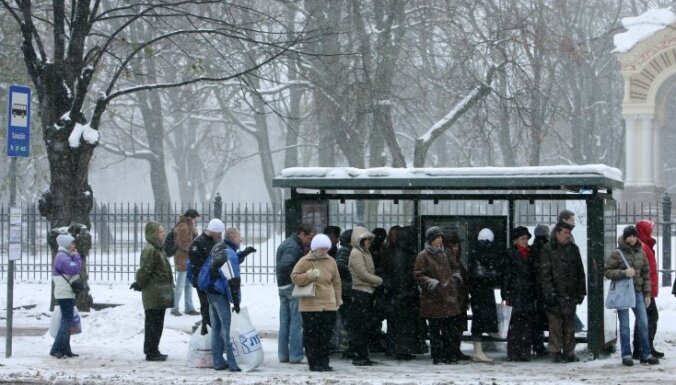В Риге автобусы и троллейбусы могут опаздывать на 35 минут, снег убирают 99 единиц техники