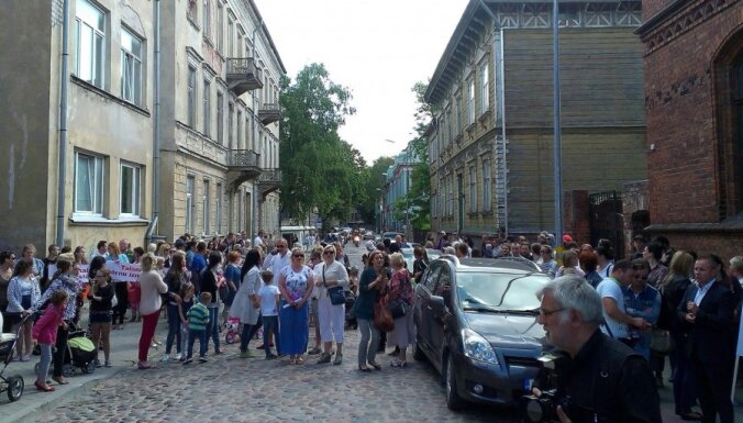 В Риге и Лиепае прошли пикеты против "мягкого приговора" растлителям