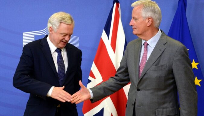 Beidzot sākas 'Brexit' sarunas; briti turpina plūkties savā starpā