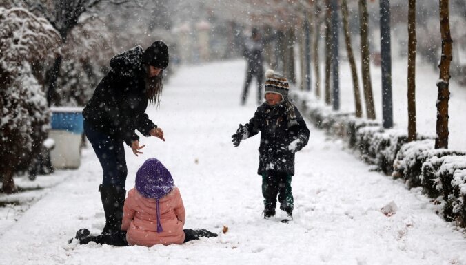 ФОТО. Снегопад накрыл Грецию и Турцию. Нарушено авиасообщение, власти подсчитывают ущерб
