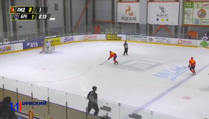 Video: Hokeja vārtsarga asprātība neglābj no vārtu zaudējuma