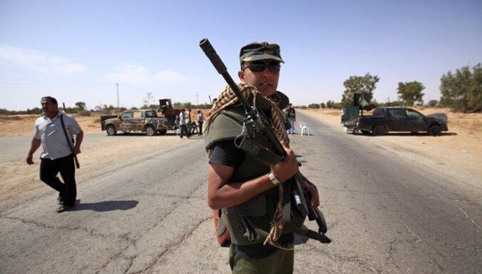 Lībijas opozīcijas spēki ielenkuši Kadafi dzimto pilsētu Sirtē