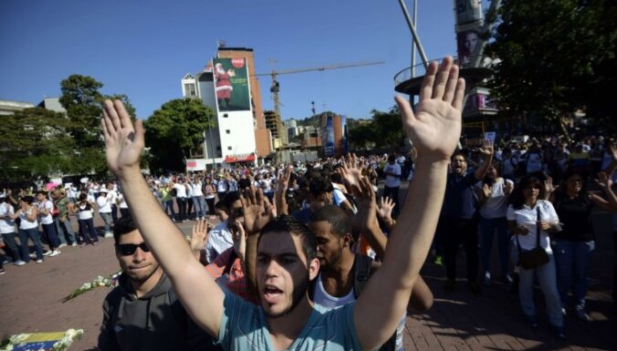 Venecuēlas valdība nosūta desantniekus uz studentu protestu epicentru