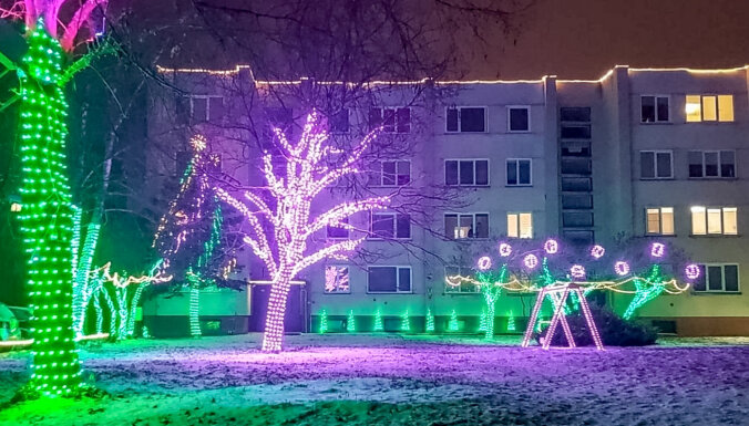 ФОТО, ВИДЕО. Подросток из Литвы устроил яркую зимнюю сказку прямо во дворе своей многоэтажки