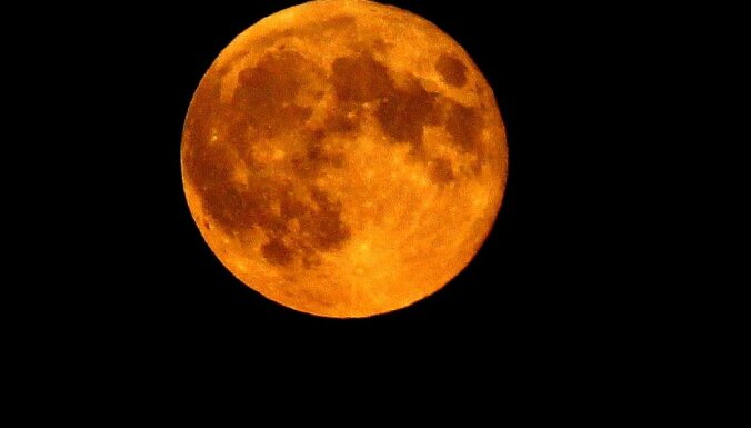 Foto: 'Asins Mēness' Latvijas debesīs