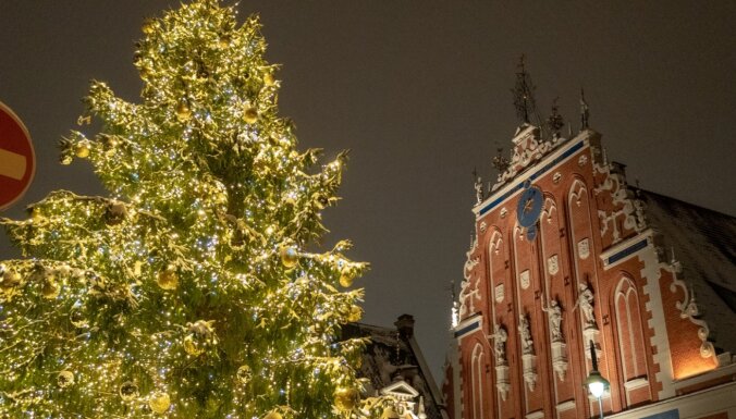 ФОТО. В Риге зажглись рождественские елки на Домской и Ратушной площадях