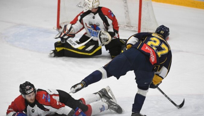 Latvijas hokeja čempionāta fināls sākas ar 'Kurbada' uzvaru pagarinājumā