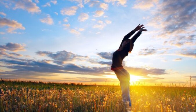 Sāc rītu ar enerģisku jogas vingrojumu sēriju – sveicienu saulei