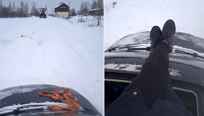 Foto: Sniega dēļ Medņevā no auto var izkļūt tikai caur lūku