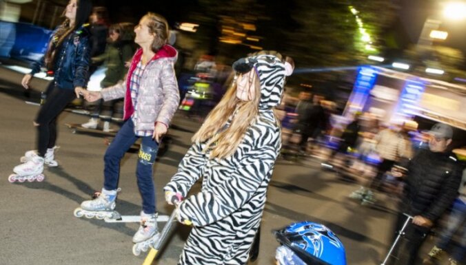ФОТО: "Ночной заезд" по улице Бривибас в Риге собрал 5000 участников