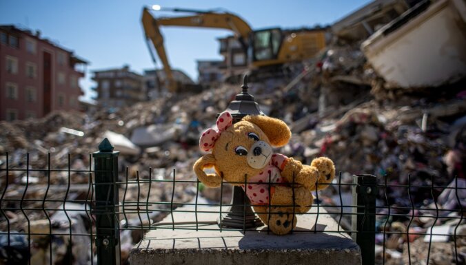 Sīrijā zemestrīcē izdzīvojusi ģimene mirst ugunsgrēkā; upuru skaits sasniedz 44 000