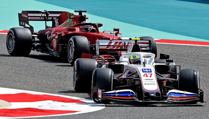 Foto: F-1 jaunās sezonas mašīnas pierūcina Bahreinas trasi pirmssezonas testu ievadā