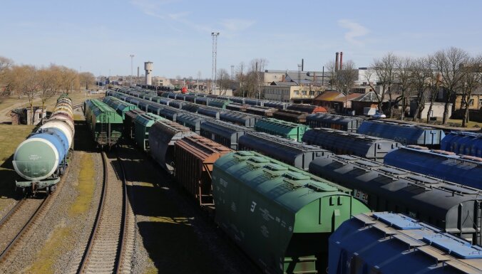 Поезд с организованной латвийскими предпринимателями гуманитарной помощью пересек границу Украины