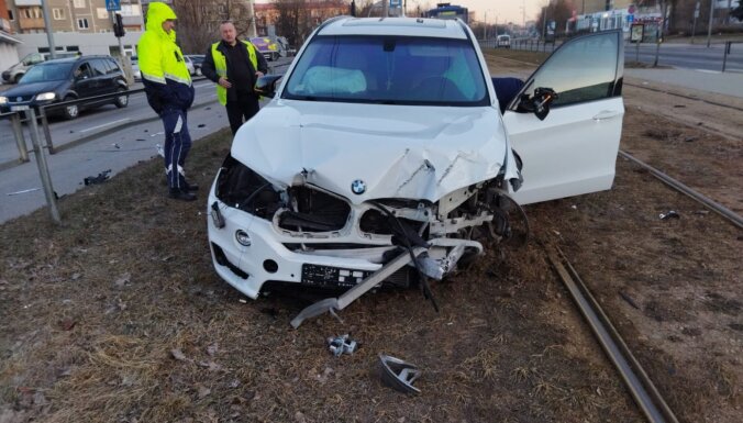 ФОТО: В Кенгарагсе водитель BMW попал в аварию и сбежал с места ДТП