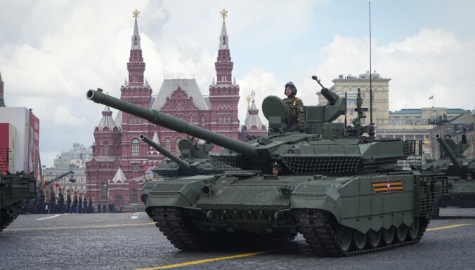 Ukraiņi sagrābuši okupantu lepnumu – Krievijas modernāko tanku T-90M 'perfektā stāvoklī'