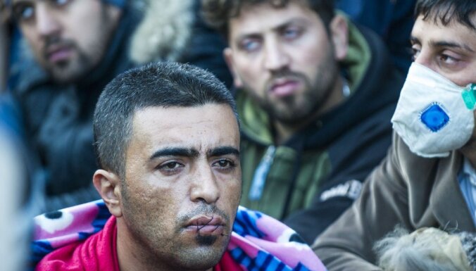 Застрявшие между Грецией и Македонией мигранты зашили рты