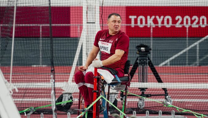 Apinis Tokijas paralimpiskajās spēlēs ieņem ceturto vietu diska mešanā