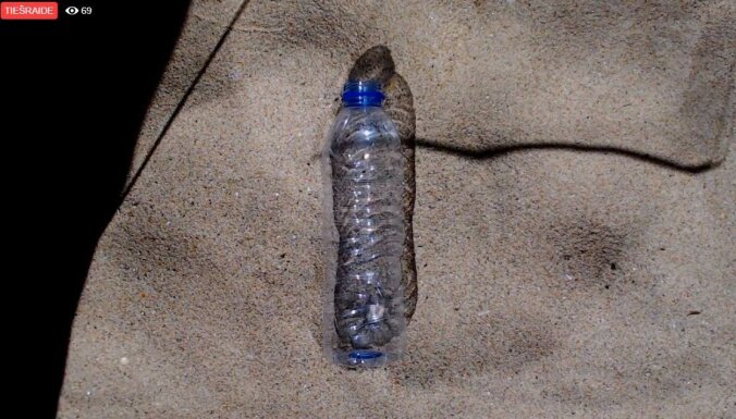 Kā sadalās plastmasas pudele: 450 gadus ilga tiešraide
