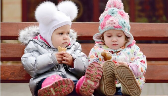 Sveiks, aukstum: septiņi iemesli, kāpēc ar bērnu jāiet pastaigās jebkuros laika apstākļos