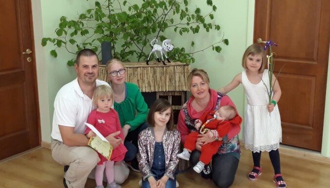 Adopcijas, pārcelšanās un neizsakāmi laimes brīži: stāsti par spēcīgām Latvijas ģimenēm