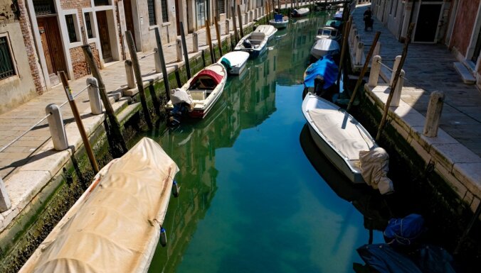 Foto: 'Covid-19' dēļ Venēcijas kanālos ūdens kļūst neparasti dzidrs un parādās zivis