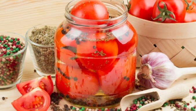 Мал помидор, да вкусен: засолка томатов на зиму холодным способом (+ рецепты)
