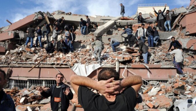 Zemestrīcē Turcijā sagruvušas vairākas ēkas; bojāgājušo skaits var sasniegt 1000