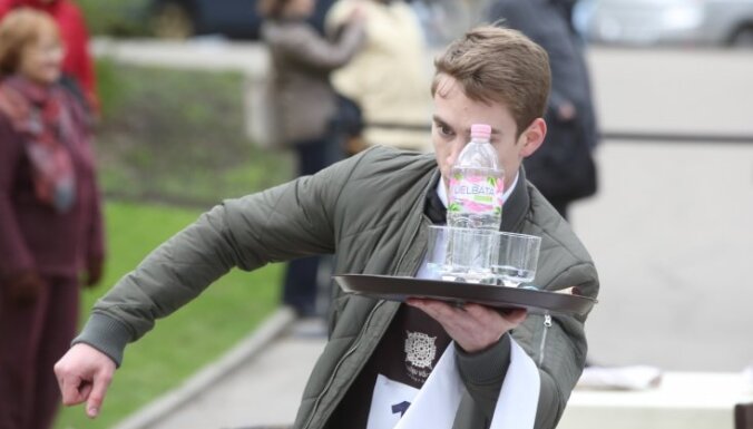 Foto: Izveicības meistari viesmīļu skrējienā demonstrē prasmes