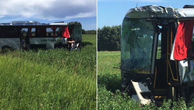 ДТП под Огре: автобус съехал кювет; пятеро пострадавших