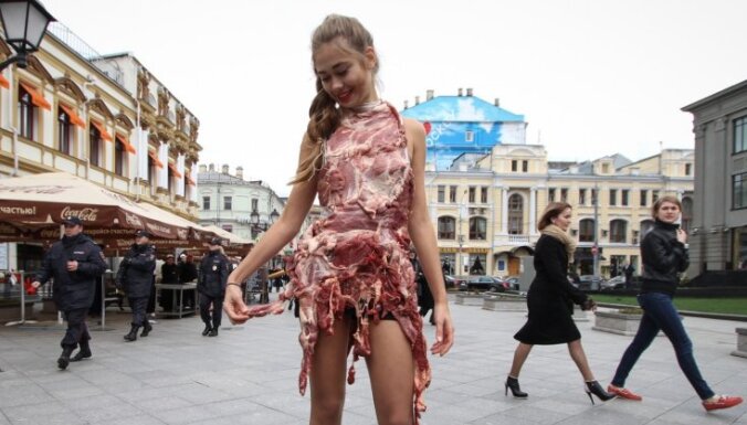 Pa Maskavu klīst meitene kleitā no cūkgaļas