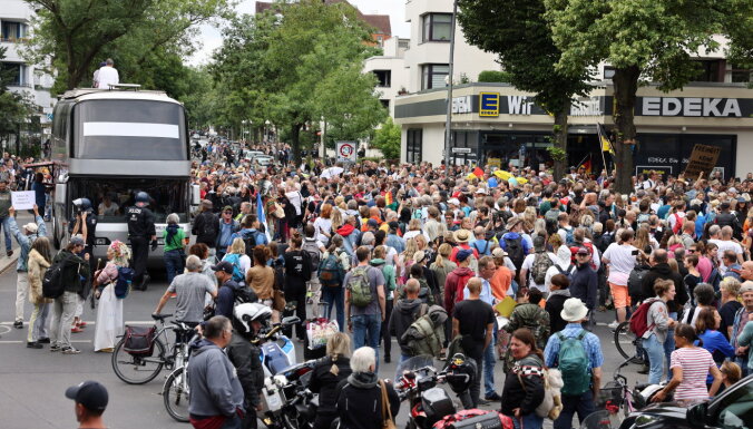 В Берлине люди вышли протестовать против Covid-ограничений