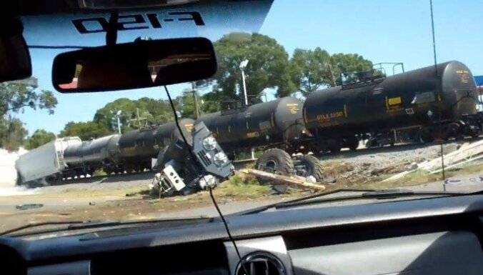 Video: Vilcienam ASV pilnā ātrumā ieskrienot kravas auto, brīnumainā kārtā nav upuru
