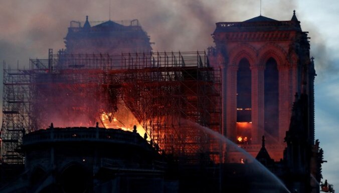 No liesmām glābta Parīzes Dievmātes katedrāles centrālā daļa. Teksta tiešraides arhīvs