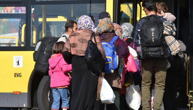 Bosnijas ministrs aicina 'Covid-19' dēļ ieslodzīt nelegālos imigrantus nožogotās nometnēs