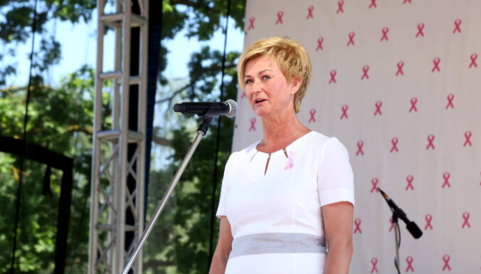 Valsts pirmā lēdija aicina Latvijas sievietes rūpēties par krūšu veselību