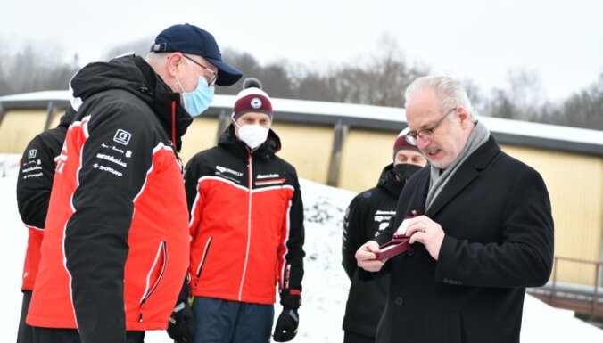 Дайнис Дукурс получил от президента Левитса награду за многолетний труд на благо зимнего спорта