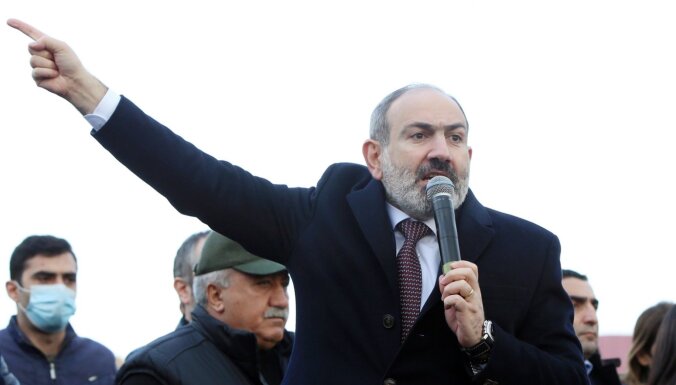 Пашинян заявил о попытке переворота и уволил главу генштаба Армении. В Ереване собираются демонстранты