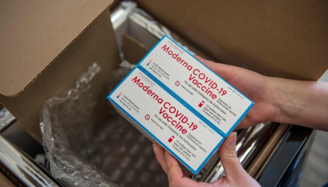 Латвия получила 20 400 новых доз вакцины Moderna от коронавируса