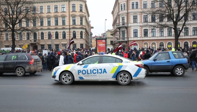 Акции протеста в Риге: Гиргенс, Винькеле и Стакис поблагодарили полицию за профессионализм
