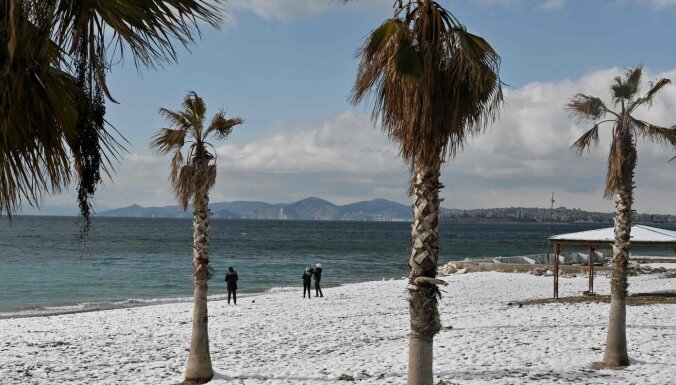 ФОТО. Снегопад накрыл Грецию и Турцию. Нарушено авиасообщение, власти подсчитывают ущерб