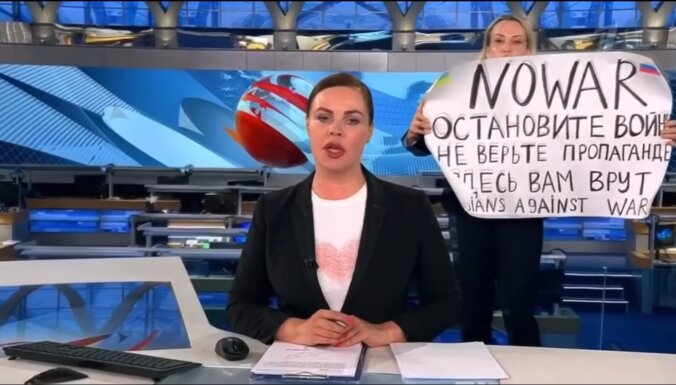 Ведущая Первого канала Екатерина Андреева прокомментировала случай с плакатом NO WAR в прямом эфире