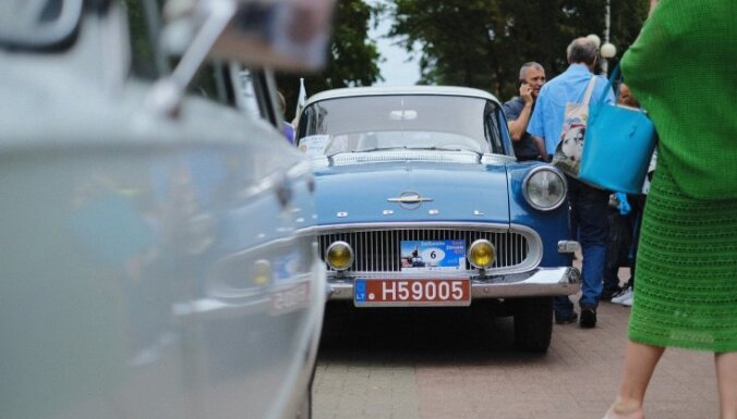 ФОТО: 200 классических машин на параде "Ретро Юрмала"