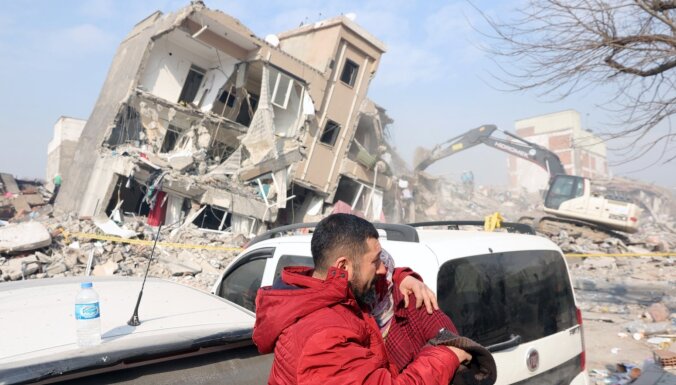Jaunā zemestrīcē Turcijā trīs bojāgājušie, vairāk nekā 200 ievainoto (plkst.23:40)
