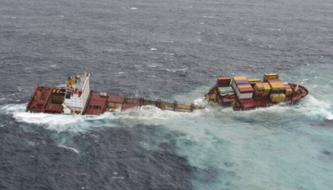 Jaunzēlandes piekrastē rifam uzskrējušais kuģis pārlūzis