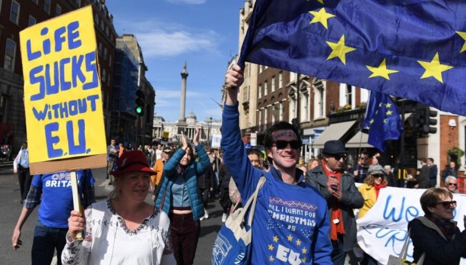 Foto: Tūkstošiem cilvēku Londonas ielās protestē pret 'Brexit'