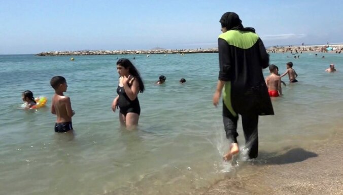 На пляже в Ницце полиция заставила мусульманку снять буркини