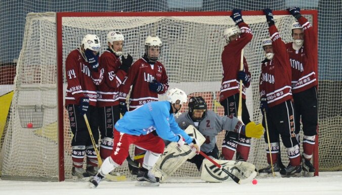 Foto: Latvijas 'bumbiņas dzenātāji' uz lielā ledus laukuma sāk pasaules čempionātu