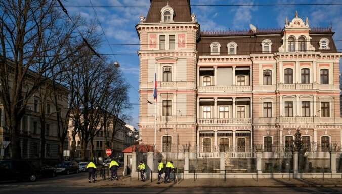 Cilvēki iepretim Krievijas vēstniecībai Rīgā sanesuši un nolikuši sadzīves priekšmetus