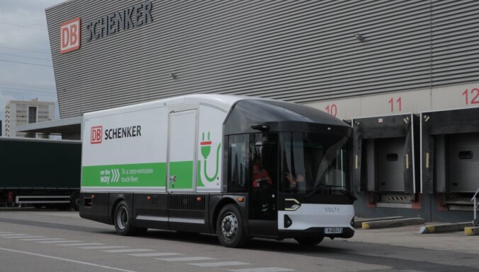 Loģistikas uzņēmums 'DB Schenker' sāk izmantot elektriskās kravas automašīnas 'Volta Zero'