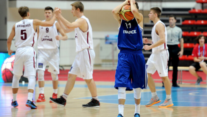 Latvijas U-18 basketbola izlase uzvar Franciju, sasniedzot Eiropas čempionāta ceturtdaļfinālu
